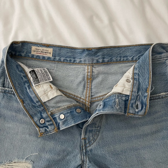 Levi’s 501 Light Blue Frayed Denim Short - Picture 10 of 10